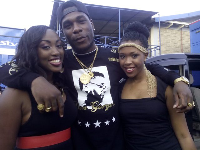 Burna Boy chilling with hot babes in Kenya over the weekend 