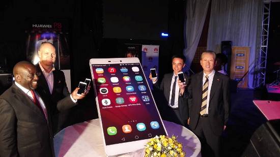 Minister of State for ICT Hon Nyombi Thembo, MTN CEO Brian Gouldie, Huawei CEO Stanley Chun and the Chinese Ambassador to Uganda unveiling and launching the new Huawei P8 phone at Kampala Serena Hotel last evening 