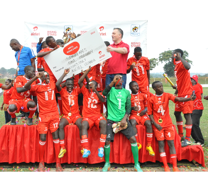 Airtel Uganda Managing Director, Anwar Soussa, hands over a dummy cheque of Ugx 1,000,000 to Spartans boys winners of ARS 2016, Central Region