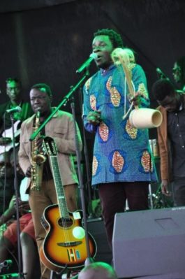 giovanni-kiyingi-performing-at-blankets-wine-kampala