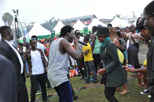 levixone-with-a-fan-performing-at-blankets-wine