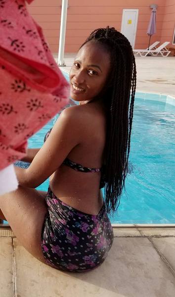 Doreen Kabareebe showcases her incredible, curvy body on the poolside