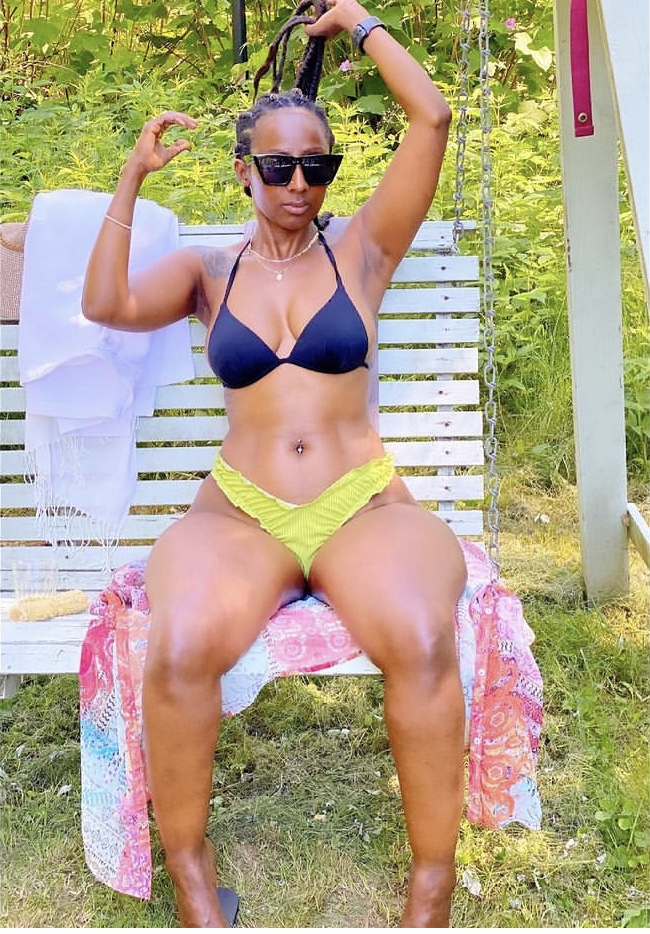  Lisa Mandy shows off saucy bikini picture